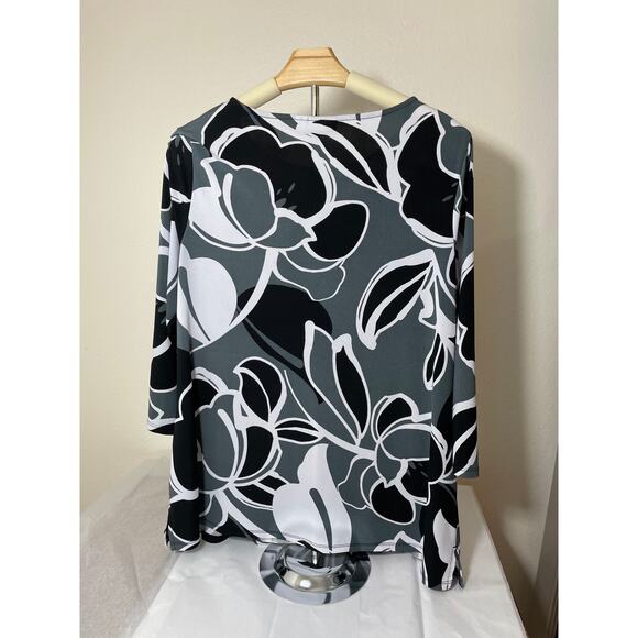 Croft and Barrow Size L Tunic. 3/4 Sleeve.  Grey w/design - Picture 12 of 16